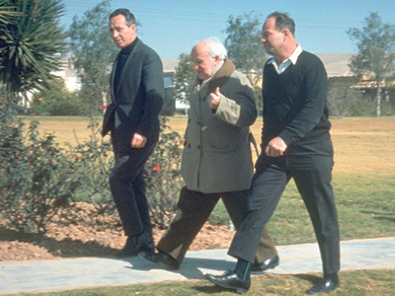 צועד (משמאל) עם דוד בן גוריון